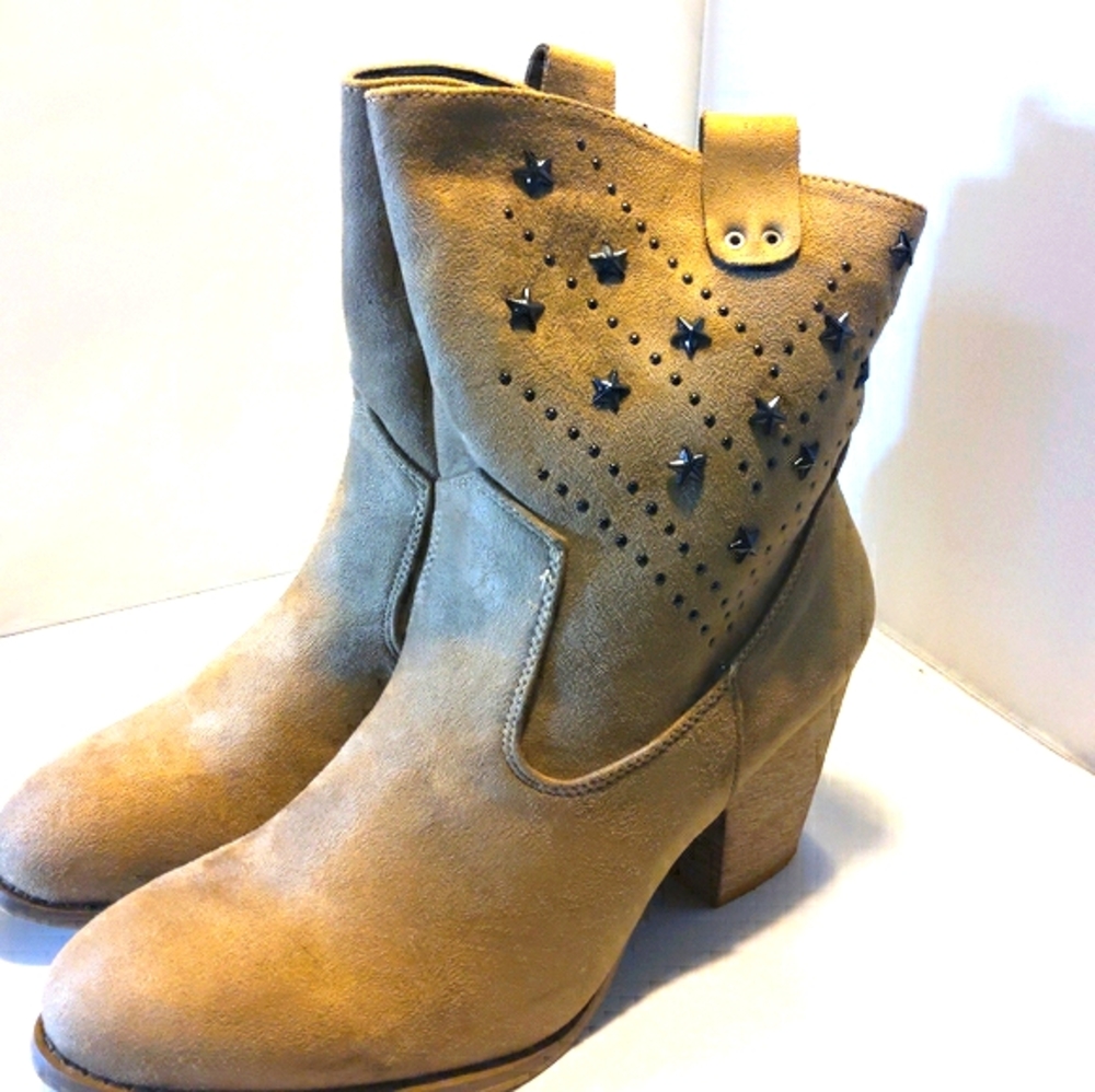 Cowgirl brown/taupe ankle boots with black…
